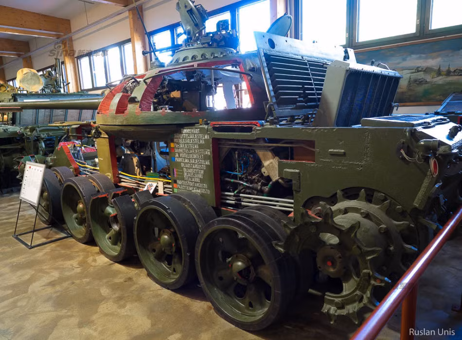 Sau chiến tranh thế giới, những năm 1960, Phần Lan lại có mối quan hệ hợp tác quân sự - chính trị rất tốt với Liên Xô. Qua đó, không lạ khi ở bảo tàng Parola lại có sự xuất hiện của xe tăng T-55 và T-72. Ảnh: Mặt cắt xe tăng T-55 tại bảo tảng của Phần Lan.