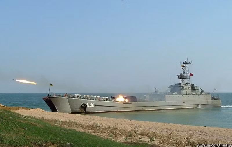 Nhìn chung, tuy tàu đổ bộ 771 có kích thước nhỏ so với các tàu đổ bộ cỡ trung bình mà NATO hay Mỹ chế tạo, thiếu bãi đáp trực thăng. Nhưng đổi lại có khả năng chuyên chở nhiều phương tiện bọc thép cùng các đơn vị lính thủy đánh bộ với quân số đầy đủ để tác chiến, có khả năng hỗ trợ hỏa lực trên bờ biển bằng pháo phản lực bắn loạt và có thể thực hiện phối hợp đổ bộ nhiều chiếc trong các chiến dịch lớn. Ảnh: Ảnh tàu đổ bộ 771 của nước ngoài đang khai hỏa pháo phản lực WM-18 chi viện cho quân đổ bộ đường biển.