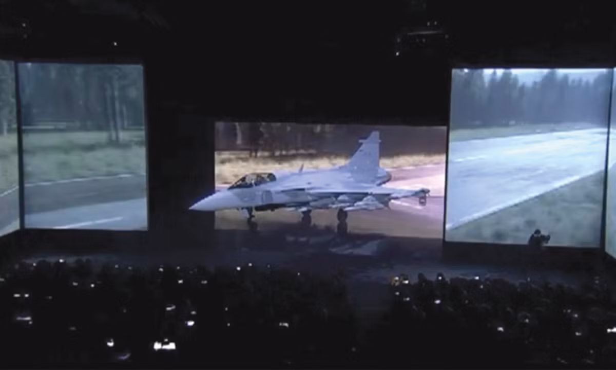 Tại buổi lễ, đại diện tập đoàn SAAB cũng thông báo: Không quân Thụy Điển và Brazil sẽ là các đơn vị đầu tiên được cung cấp Gripen E thế hệ mới dự kiến vào năm 2018.