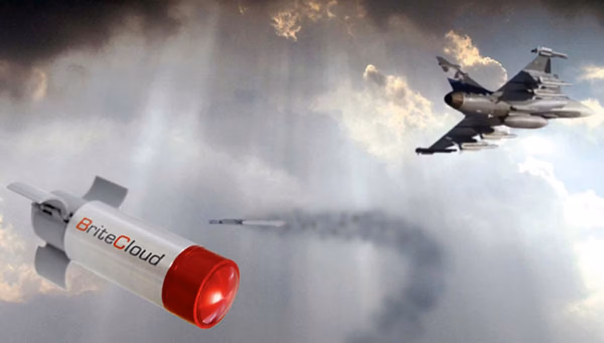 Đặc biệt, Gripen E còn được tích hợp hệ thống mồi bẫy Brite Cloud do quân đội Anh phát triển có thể đánh lừa các loại tên lửa dẫn đường của đối phương.