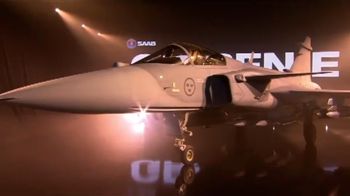 Mới đây, tập đoàn SAAB đã phối hợp cùng Không quân Thụy Điển tổ chức lễ ra mắt mẫu máy bay tiêm kích JAS-39 Gripen E – phiên bản mới nhất dòng chiến đấu cơ hạng nhẹ đa năng JAS-39 Gripen.