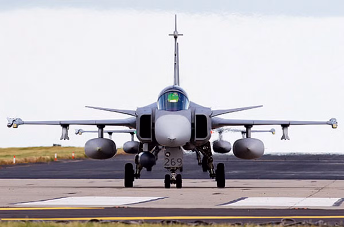 JAS 39 Gripen E có chiều dài 15,2m, sải cánh 8,6m, trọng lượng cất cánh tối đa 16,5 tấn, bán kính tác chiến 1.300km, tầm bay tối đa hơn 4.000km.