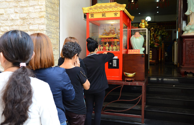 Những ngày qua, người dân Sài Gòn tấp nập đến chùa Vạn Phật (quận 5, TP HCM) để trải nghiệm công nghệ "xin xăm 4.0" chưa từng có từ trước đến nay. 