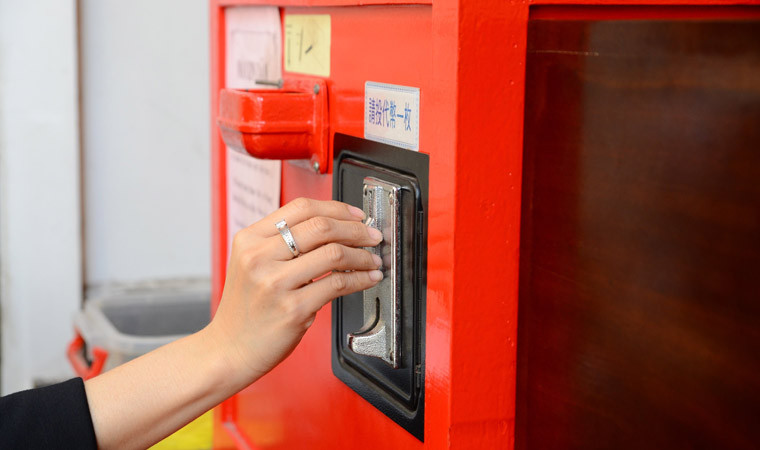 Bỏ đồng xu vào máy xin xăm...