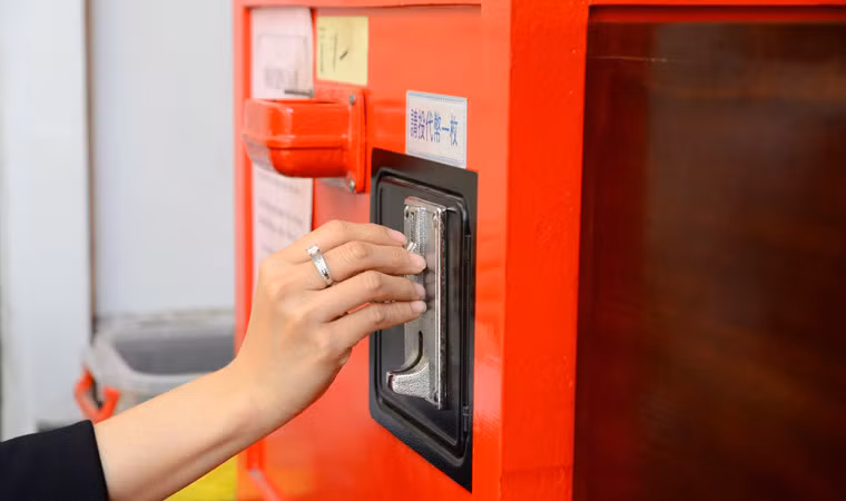 Bỏ đồng xu vào máy xin xăm...