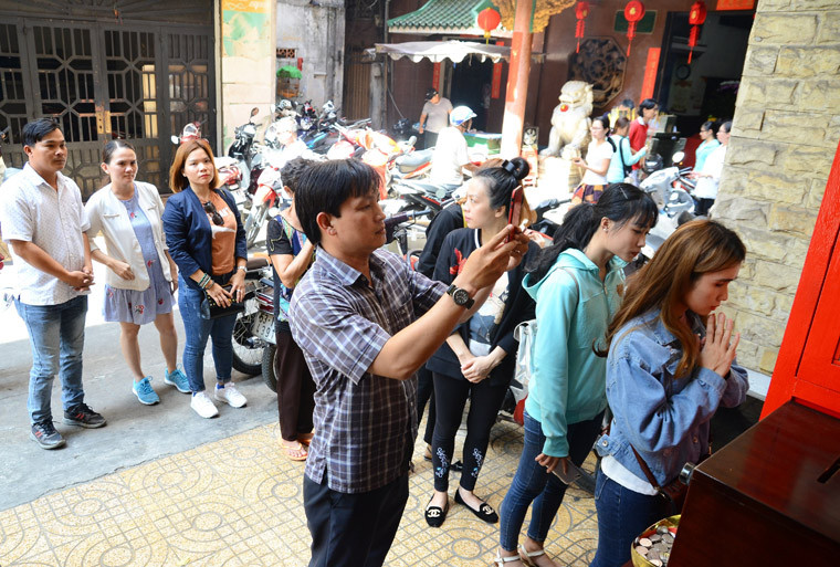 Người dân thích thú trải nghiệm máy xin xăm hiện đại lần đầu tiên xuất hiện ở chùa tại TP HCM.