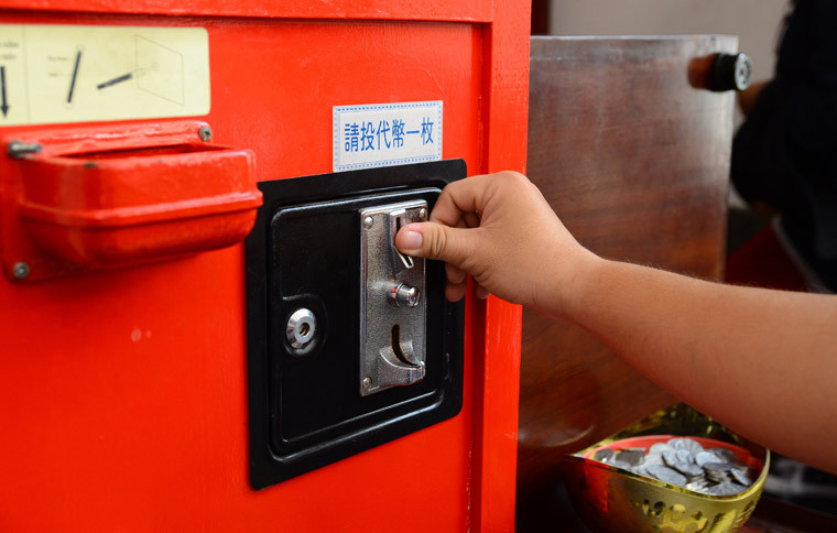 Tuy đây là cách xin xăm mới lạ nhưng đa số người xin xăm đều tỏ ra rất thành tâm với mong muốn có được quẻ xăm tốt. 