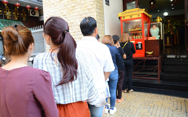 Thông thường khi khách hành hương xin xăm thì sẽ có người túc trực để dịch xăm cho khách, nhưng quẻ xăm công nghệ này được dịch sẵn. Tuy nhiên, cũng có người cho rằng công nghệ hiện đại sẽ làm mất đi sự linh thiêng trong phong tục xin xăm. 