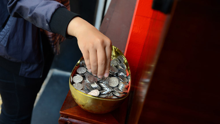 Qua quan sát, để xin được quẻ xăm, khách viếng chỉ cần bỏ một đồng xu được chuẩn bị sẵn vào máy.