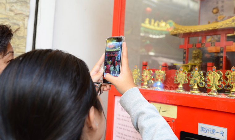 "Mình thấy chiếc máy lạ lạ nên cũng xin xăm thử, xin xăm phải thực hiện đầy đủ các bước thì mới có ý nghĩa và linh thiêng", bạn Đạt (quận 6, TP HCM) chia sẻ. Nhưng cũng có nhiều người tỏ ra thích thú, đứng xếp hàng chờ xin xăm và quay phim chụp ảnh.