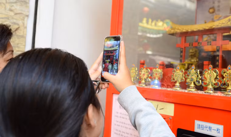 "Mình thấy chiếc máy lạ lạ nên cũng xin xăm thử, xin xăm phải thực hiện đầy đủ các bước thì mới có ý nghĩa và linh thiêng", bạn Đạt (quận 6, TP HCM) chia sẻ. Nhưng cũng có nhiều người tỏ ra thích thú, đứng xếp hàng chờ xin xăm và quay phim chụp ảnh.