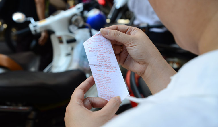 Thẻ xăm sau đó rơi ra ngoài và khách sẽ đọc về thông tin quẻ xăm liên quan đến vận hạn của mình.