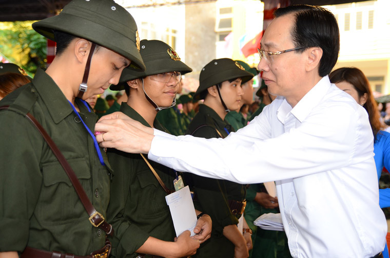 Phó Chủ tịch Thường trực UBND TP HCM Lê Thanh Liêm động viên các tân binh lên đường thực hiện nghĩa vụ thiêng liêng bảo vệ Tổ quốc.