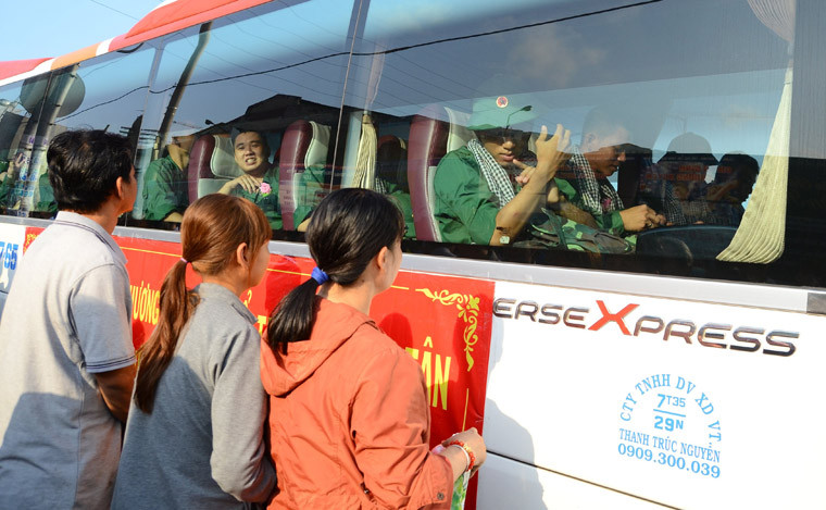 Phút bịn rịn với người thân khi xe lăn bánh.