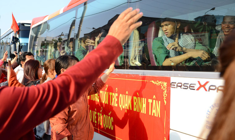 Nhiều tân binh khá tâm trạng trước khi lên đường nhập ngũ.