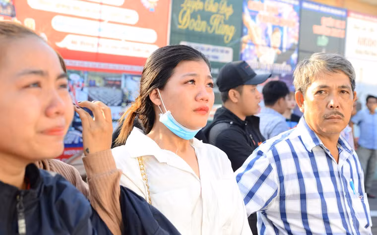 Buổi tiễn các tân binh cũng không thiếu những giọt nước mắt trong thời khắc chia tay. "Cuộc chia tay nào mà không có nước mắt, nhất là 2 đứa em chưa bao giờ xa cách nhau quá 1 tuần. Thế nhưng, đây là những giọt nước mắt hạnh phúc nhất của em khi tiễn người yêu lên đường làm nhiệm vụ thiêng liêng bảo vệ Tổ quốc", bạn Nguyễn Ngọc Thao, người yêu của tân binh Hạ bày tỏ.