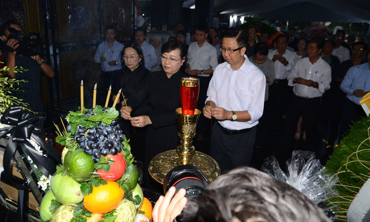 Đoàn Đại biểu HĐND TP HCM do nguyên Chủ tịch HĐND TP HCM Nguyễn Thị Quyết Tâm làm trưởng đoàn, đã thắp nhang viếng tang đồng chí Nguyễn Thị Thu. 