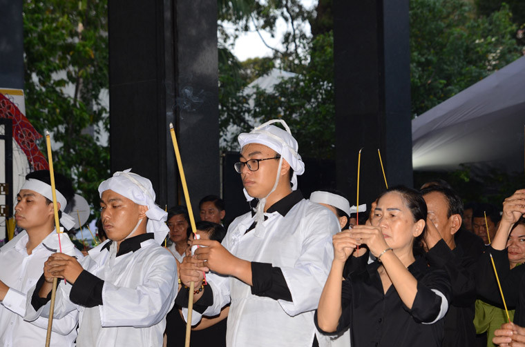 Gia quyến bà Nguyễn Thị Thu bên linh cữu của bà tại Nhà tang lễ TP HCM.