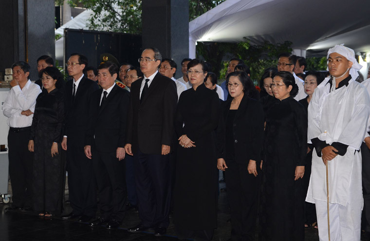 Đoàn đại biểu Thành ủy, HĐND, UBND, Ủy ban MTTQ Việt Nam TP HCM do đồng chí Nguyễn Thiện Nhân, Ủy viên Bộ Chính trị, Bí thư Thành ủy TP HCM, làm trưởng đoàn viếng tang và dành phút mặc niệm Phó Chủ tịch Nguyễn Thị Thu.