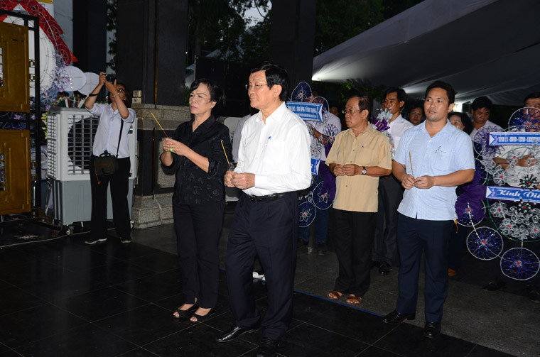 Nguyên Chủ tịch nước Trương Tấn Sang cùng phu nhân cũng đến viếng Phó Chủ tịch TP HCM Nguyễn Thị Thu.