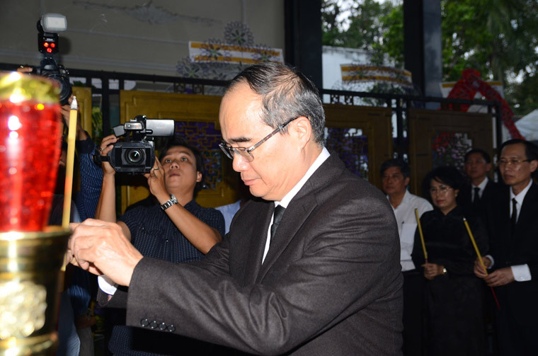 Bí thư Nguyễn Thiện Nhân thắp hương viếng tang Phó Chủ tịch TP HCM Nguyễn Thị Thu.