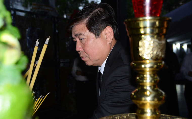 Chủ tịch UBND TP HCM Nguyễn Thành Phong dẫn đầu đoàn UBND TP HCM viếng Phó Chủ tịch UBND TP HCM Nguyễn Thị Thu.