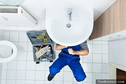 Thợ sửa ống nước. Nghề sửa chữa ống nước cũng được coi là một nghề khá vất vả khi người thợ sửa ống phải luôn phục vụ khách hàng mọi lúc mọi nơi. Bên cạnh đó, đường ống nước trong các đô thị hiện nay khá phức tạp và cần nhiều công sức để sửa chữa.