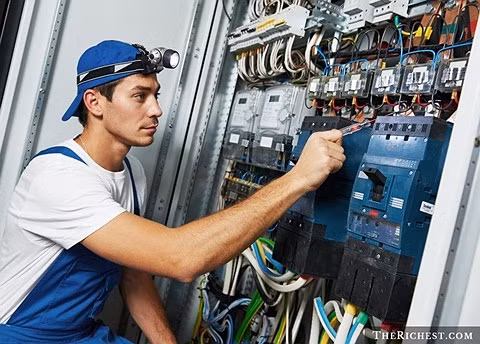 Thợ điện. Hằng ngày quẩn quanh bên những đống dây điện khổng lồ luôn là trách nhiệm của người thợ điện. Ngoài ra, họ còn phải đối mặt với nguy cơ gặp tai nạn lao động thường xuyên và luôn luôn phải bảo hộ an toàn trước khi thực hiện công việc. Công việc nhàm chán tuy nhiên trách nhiệm cao giúp cho người thợ điện có được thu nhập không hề kém cạnh so với các nghề khác.