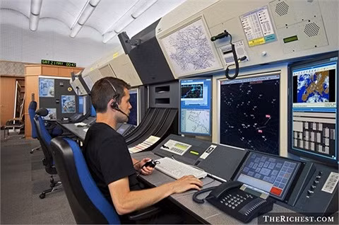 Người điều khiển an toàn bay. Người theo nghề này luôn phải 'dán mắt' vào màn hình radar với những ký hiệu (chấm xanh, chấm đỏ) vô cùng nhàm chán và phải theo dõi thường xuyên nếu không muốn một vụ va chạm xảy ra. Thu nhập trung bình năm của người điều khiển an toàn bay khoảng 125.000 USD. 