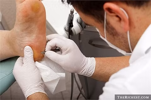 Bác sĩ chuyên chữa bệnh về chân. Chăm sóc đôi chân của bệnh nhân là việc của những bác sĩ chuyên khoa này. Nhiều người thường e dè mỗi khi phải động vào chân người khác. Tuy nhiên, theo tạp chí Forbes nổi tiếng, nghề bác sĩ chuyên khoa về chân là nghề chăm sóc sức khỏe tốt nhất trong năm 2015 với mức thu nhập "không phải nghĩ". 