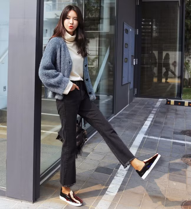 Chất liệu dày dặn thường dễ gây cảm giác tăng cân, vì thế mẫu len xù to phù hợp hơn với vóc dáng mảnh dẻ.