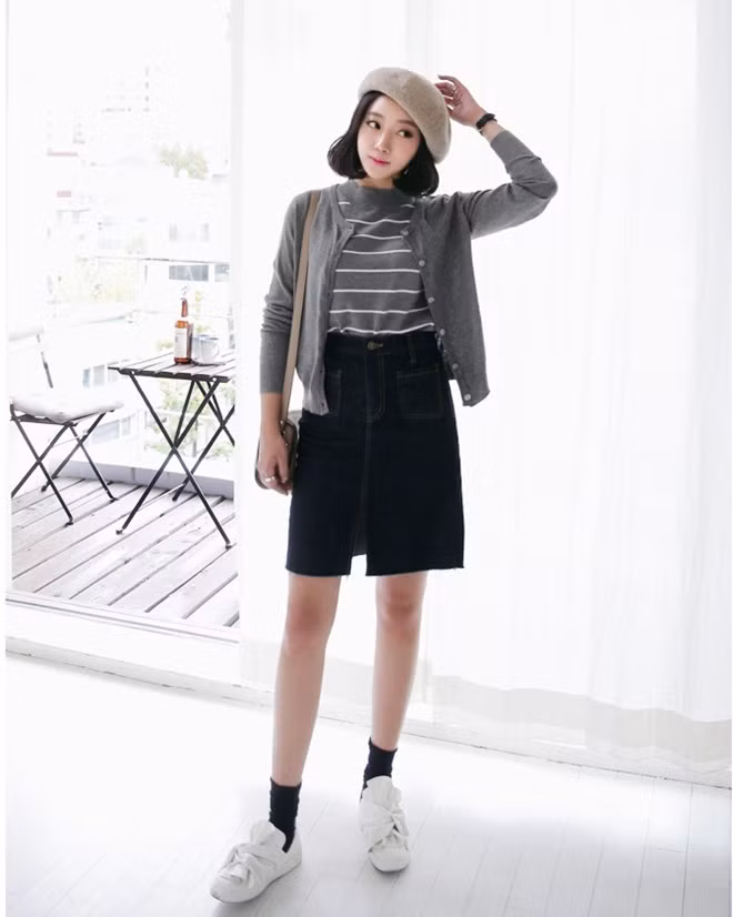 Mẫu cardigan cổ điển mix kèm áo kẻ và chân váy thích hợp với bạn gái ưa phong cách tối giản.