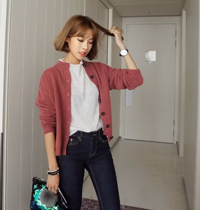 Áo thu, quần jeans trở nên trẻ trung hơn với cardigan dáng lửng có tông màu tươi tắn.