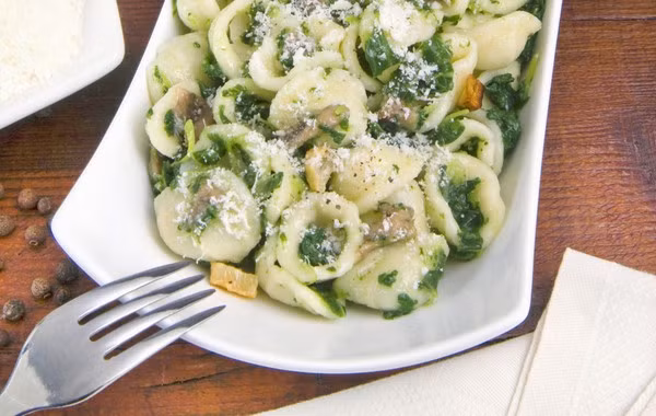 Với phần trũng ở giữa, Orecchiette là loại pasta lý tưởng cho những người thích món ăn Ý nhiều sốt.