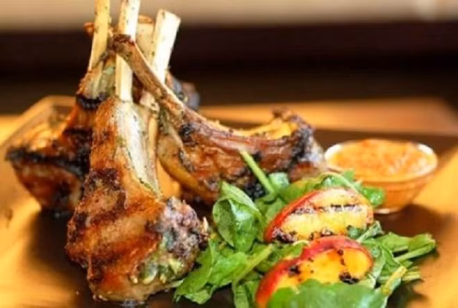 Món sườn cừu nướng kiểu Pháp luôn khiến cho thực khách khó quên bởi hương vị độc đáo của nó. Sườn cừu sau khi sơ chế, ướp gia vị, đem rán đến độ chín vừa ý. Khoai tây luộc chín và nghiền nhỏ, đóng thành khuôn và được bày giữa đĩa ăn.