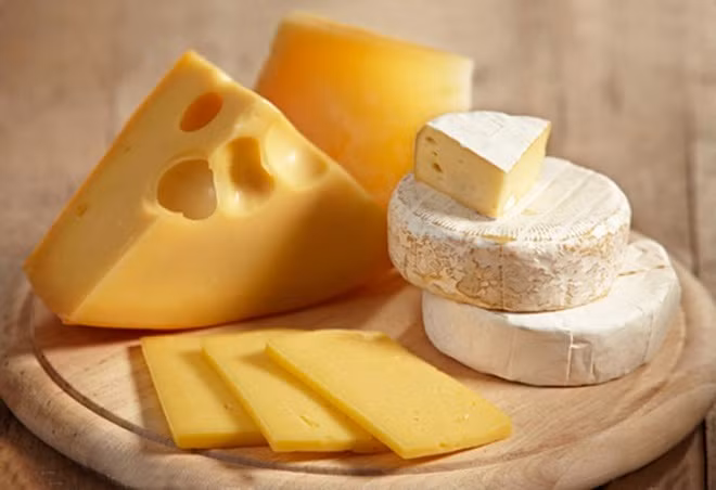 Pho mát được người Pháp sử dụng như một món tráng miệng. Có nhiều cách tận dụng pho mát song người dân nước này chuộng dùng pho mát với bánh mì nướng hơn cả. Khi đến đây, có nhiều loại pho mát để bạn lựa chọn như pho mát từ sữa dê, cừu.