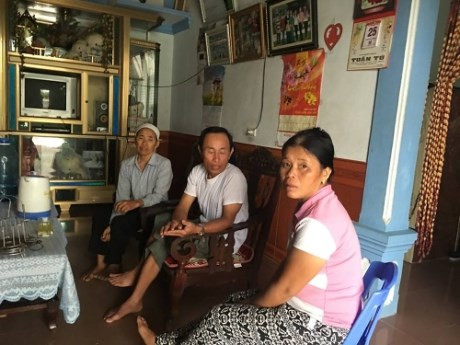 Vu anh re, em vo chet loa the: Gia dinh, hang xom noi gi?-Hinh-2