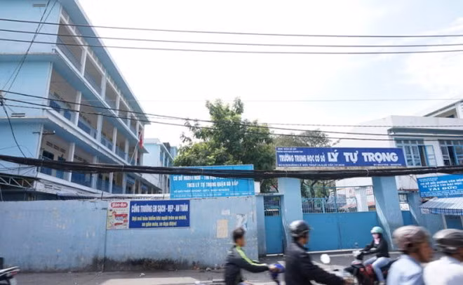 Bi me mang truoc mat ban, nam sinh lop 9 nhay lau tu tu