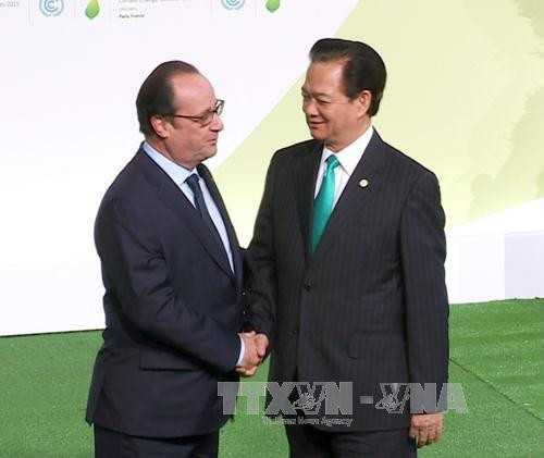 Tổng thống Pháp Francois Hollande đón Thủ tướng Nguyễn Tấn Dũng.