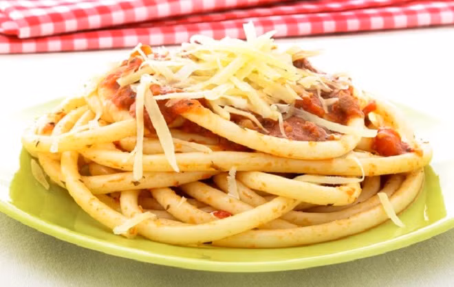 Món mì ống ngon lành Bucatini all'amatriciana được nấu cùng với thịt má lợn, cà chua ngọt và ớt cay. Sau khi nấu chín, món mì được trộn với nước xốt và pho mát pecorino bào.