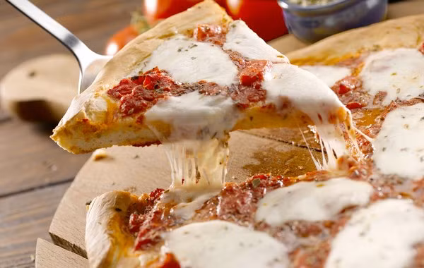 Loại pizza này mang màu sắc của lá cờ Ý: màu đỏ (cà chua), trắng (mozzarella) và màu xanh lá cây (basil). Một chiếc pizza Margherita đích thực phải làm bằng tay và phải được nướng chín trong lò gỗ gạch ở nhiệt độ 485 độ. Khác với pizza Roma mỏng và giòn, pizza Naples luôn có vị xốp và mềm đặc trưng.