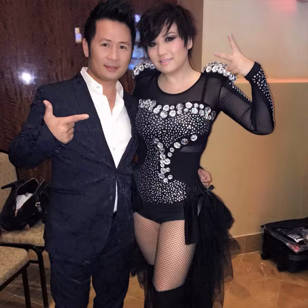 Ca sỹ Trizzie Phương Trinh vui vẻ khi hội ngộ chồng cũ Bằng Kiều: "Lễ Tạ ơn là ngày mọi người quây quần bên gia đình. Mình đi show nên không thể ở bên gia đình nhưng có ex - gia đình cũng đỡ buồn, hihi".