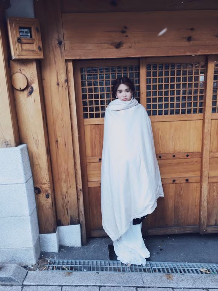 Ngọc Trinh co ro, lộ gương mặt ủ rũ tại xứ Hàn.