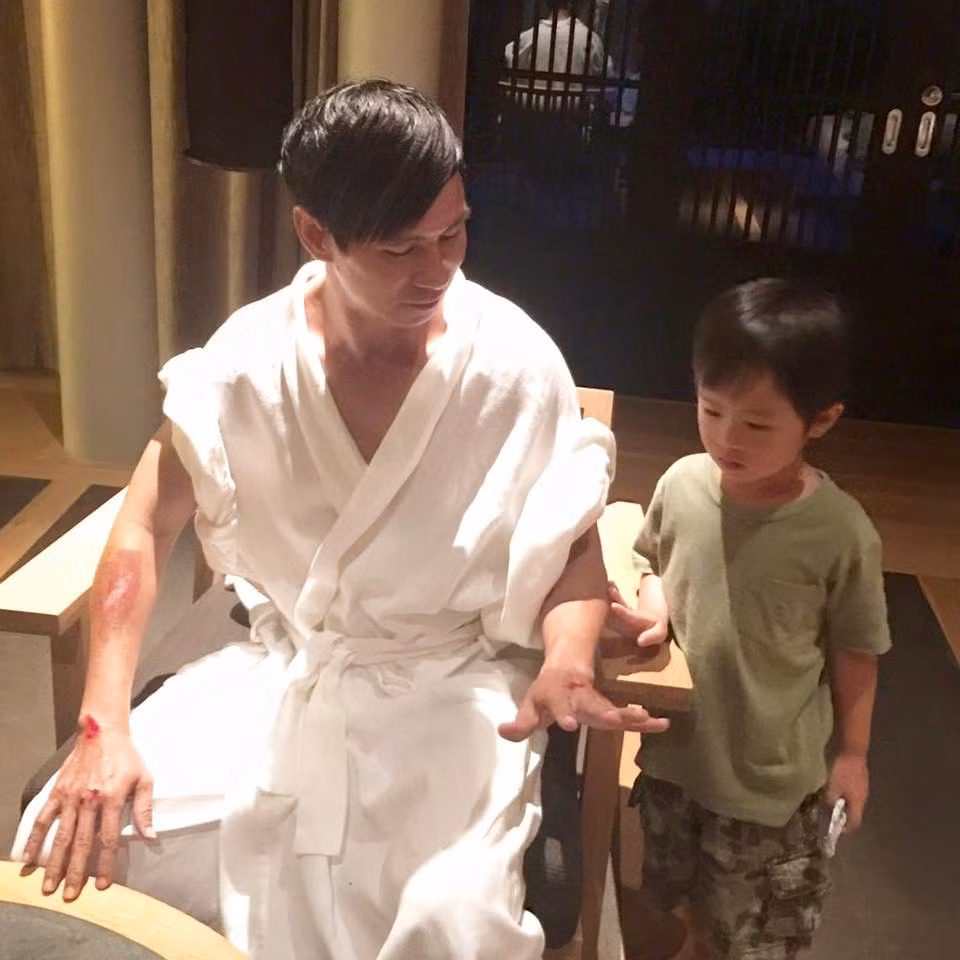 Lý Hải "Rio và Cherry rất lo lắng khi thấy ba chảy máu. Giờ ba là tấm gương sáng mỗi lần 2 đứa chơi mấy trò nguy hiểm chỉ cần nói có muốn té giống ba Hải không là nghỉ ngay. Cả nhà bắt đầu lệnh giới nghiệm 3 em Rio, Cherry, Sunny không được nhảy nhót gần ba Hải và chắc sẽ khá lâu mới được ba bế, ba cõng, ba cho đu cổ đây".