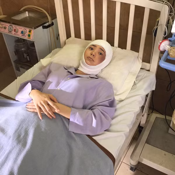 Minh Hằng khiến người hâm mộ phải giật mình khi hé lộ hình ảnh cô nằm trên giường bệnh trong phim mới.