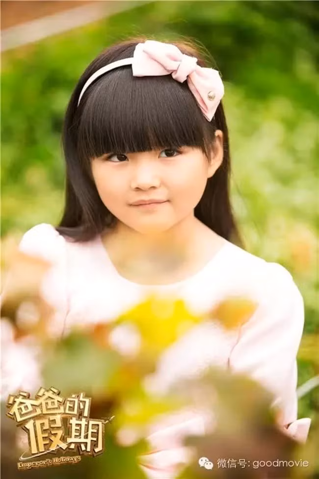 Sự nổi tiếng của bé Angela hoàn toàn dễ hiểu khi cô bé vừa góp mặt trong bộ phim Đổ thành phong vân 2 cùng các ngôi sao gạo cội như Châu Nhuận Phát, Trương Gia Huy, Lưu Gia Linh…