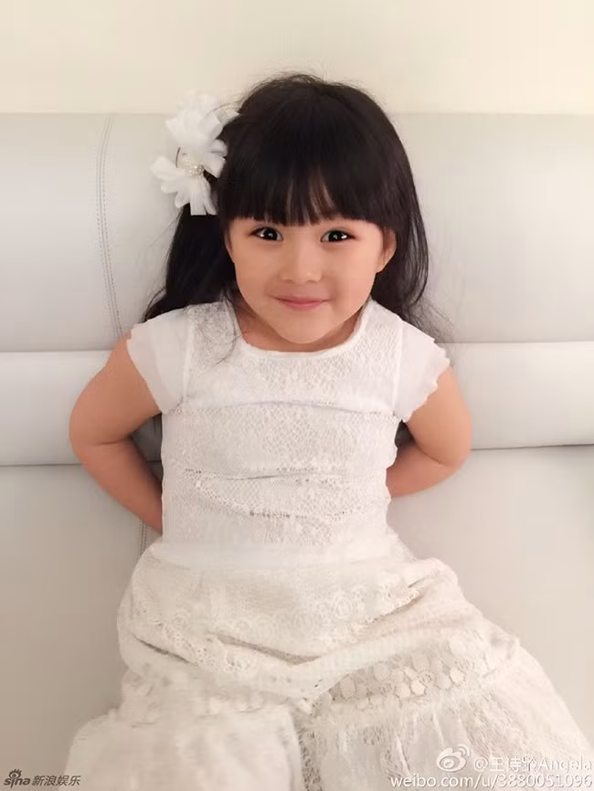 Vương Thi Linh chào đời ngày 13/10/2009. Cô bé gây ấn tượng với vẻ ngoài mập mạp, đáng yêu và điệu đà. Công chúa nhỏ nổi tiếng nhờ show Bố ơi, mình đi đâu thế mùa 1.