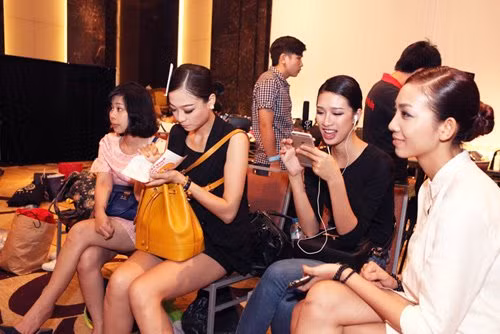 Một số chân dài giải trí bằng điện thoại di động trước giờ ra diễn.