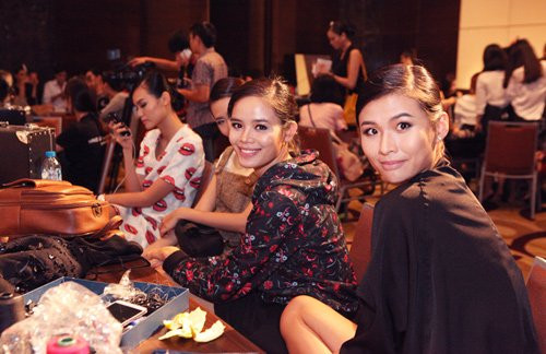 Người mẫu Thu Huyền và Thiên Trang sau cánh gà.