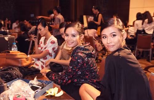 Người mẫu Thu Huyền và Thiên Trang sau cánh gà.